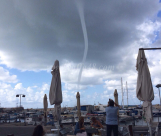 بالفيديو والصور: إعصار "تورنادو" صغير يتشكل قبالة شواطئ مدينة يافا